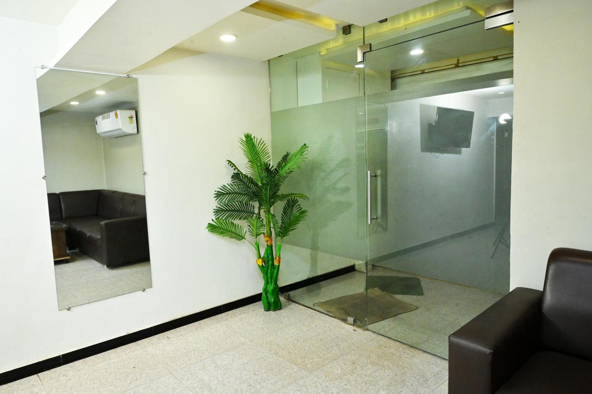 Hotel Blue Leaf Rajkot Eksteriør bilde