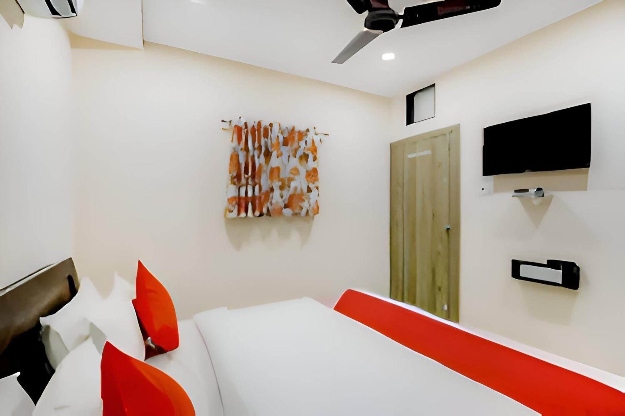 Hotel Blue Leaf Rajkot Eksteriør bilde