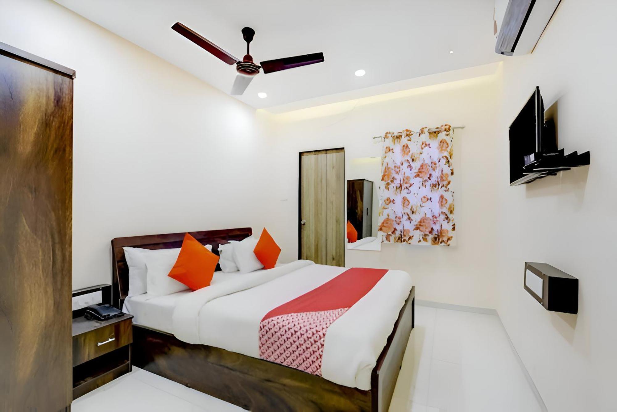 Hotel Blue Leaf Rajkot Eksteriør bilde